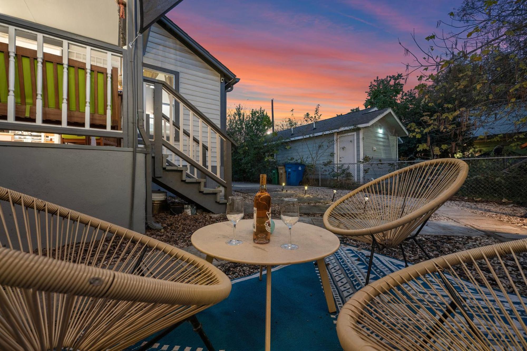 Stylish, Artsy Bungalow Central Eastside Austin Exterior foto