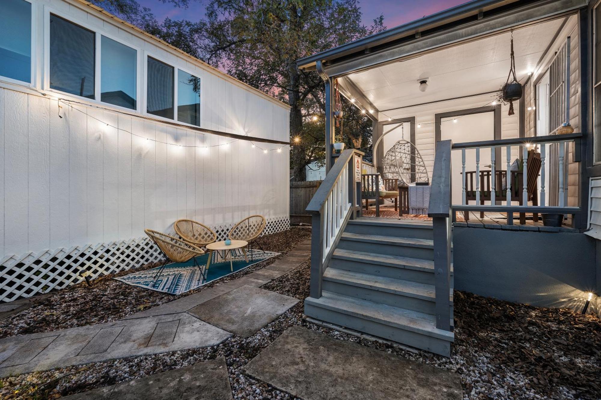 Stylish, Artsy Bungalow Central Eastside Austin Exterior foto